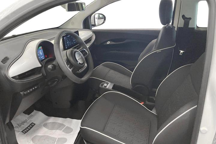 Hvid Fiat 500e fra 2023