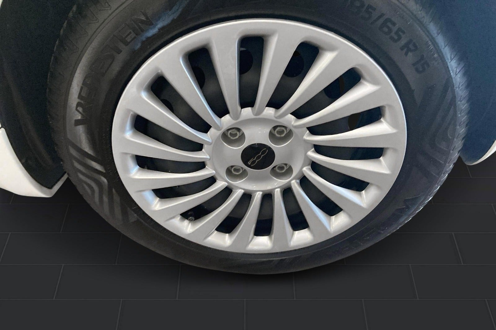 Hvid Fiat 500e fra 2023