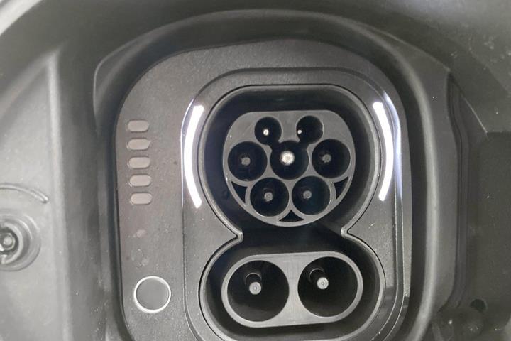 Hvid Fiat 500e fra 2023