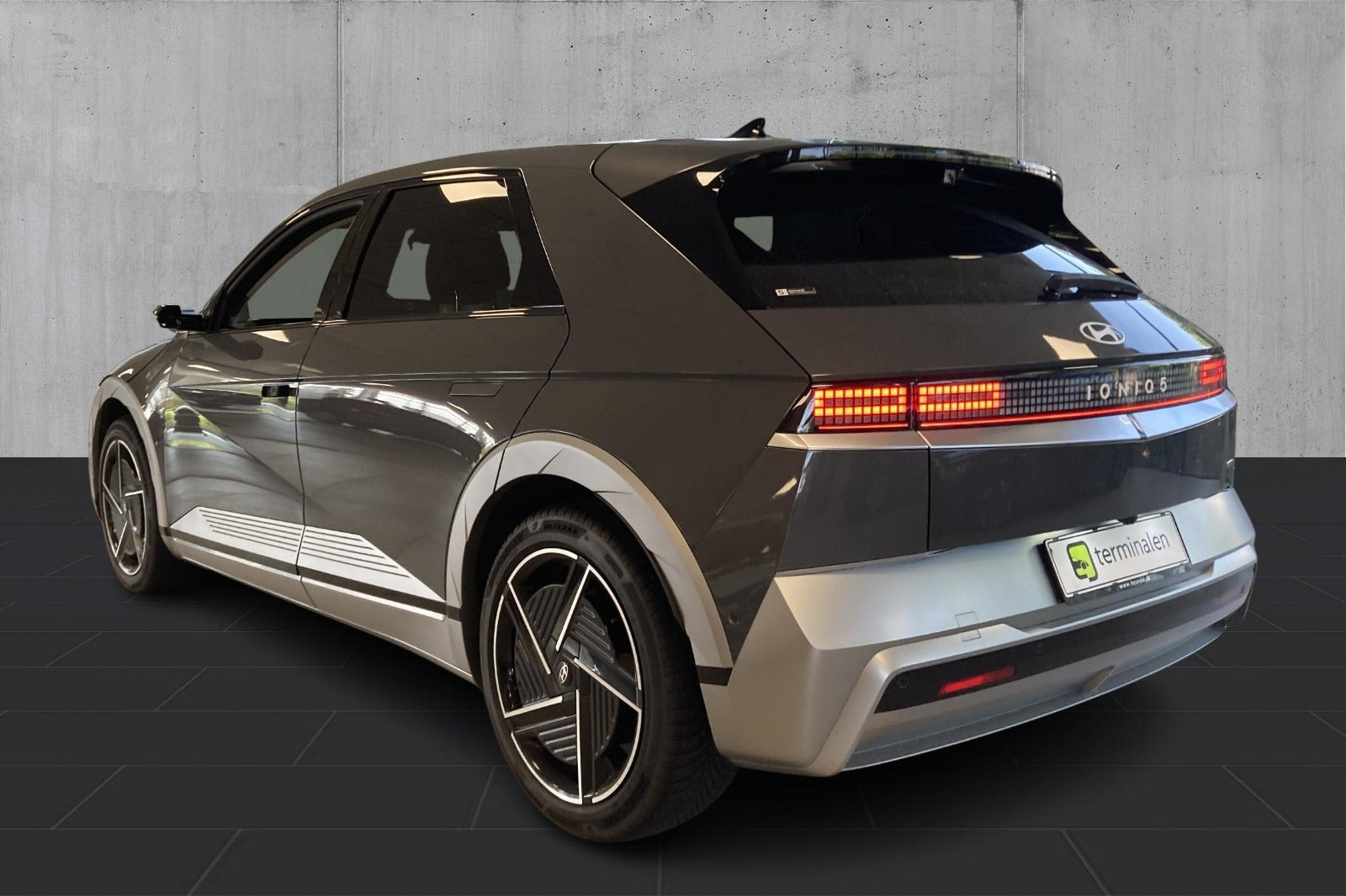 Grå Hyundai Ioniq 5 fra 2025