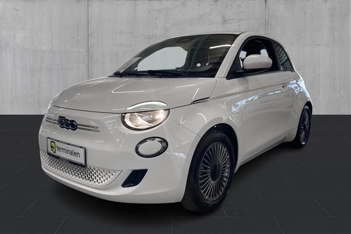 Hvid Fiat 500e fra 2023 set udefra