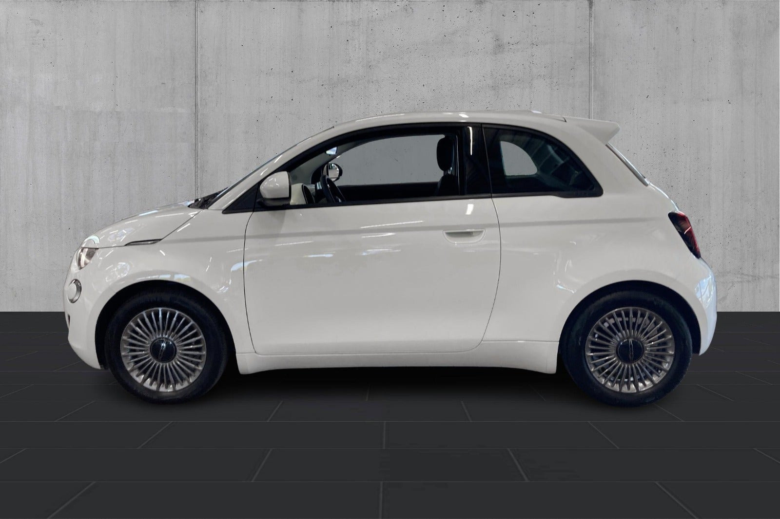 Hvid Fiat 500e fra 2023