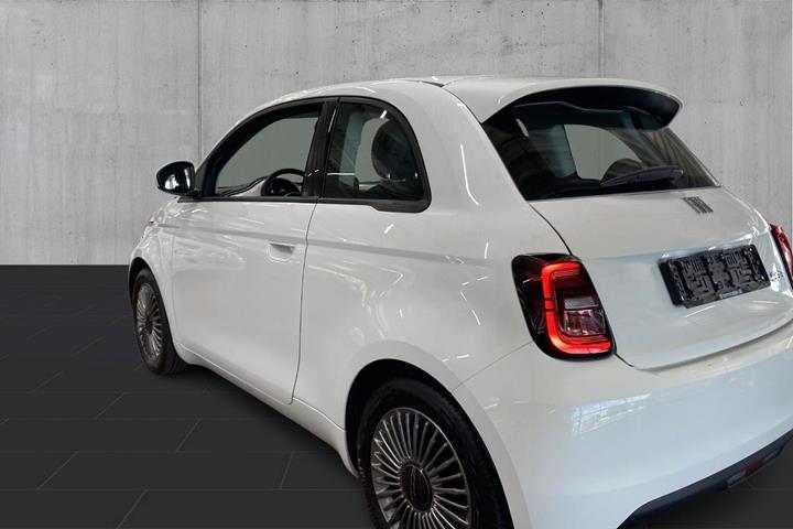 Hvid Fiat 500e fra 2023