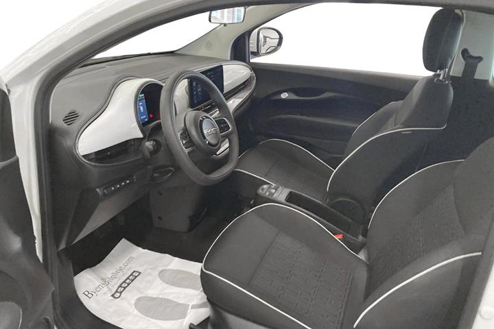 Hvid Fiat 500e fra 2023