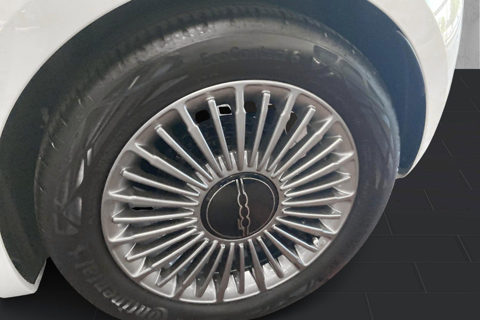 Hvid Fiat 500e fra 2023