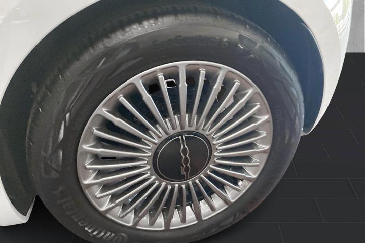 Hvid Fiat 500e fra 2023
