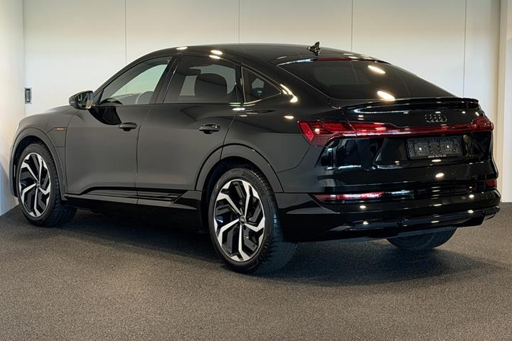 Sort Audi e-tron fra 2022