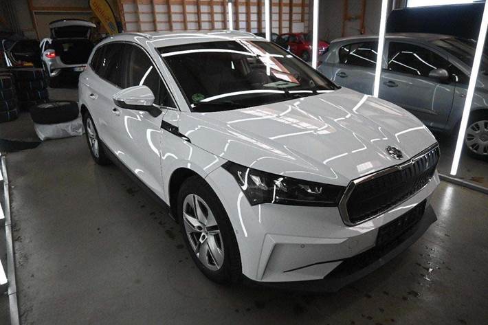 Hvid Skoda Enyaq fra 2022