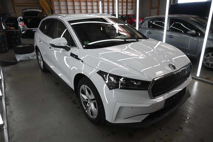 Hvid Skoda Enyaq fra 2022 set udefra