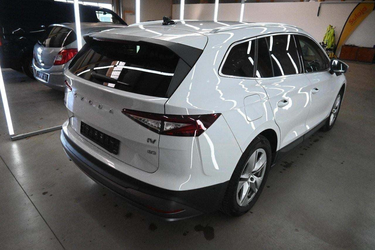 Hvid Skoda Enyaq fra 2022