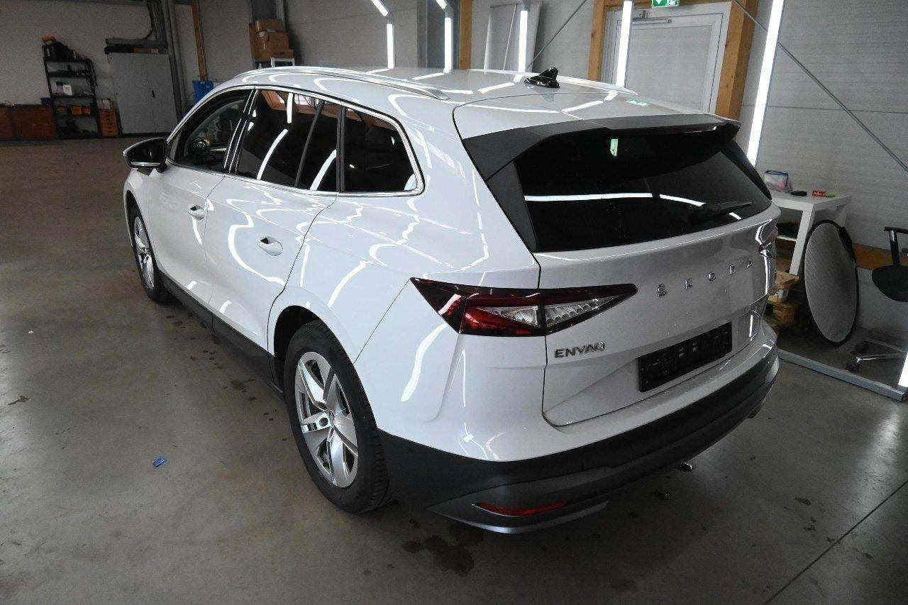 Hvid Skoda Enyaq fra 2022