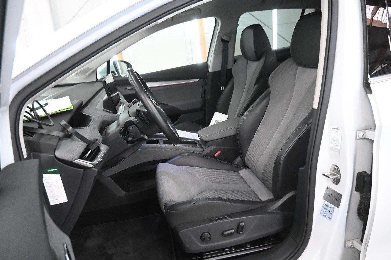 Hvid Skoda Enyaq fra 2022