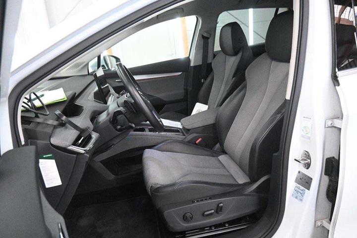 Hvid Skoda Enyaq fra 2022