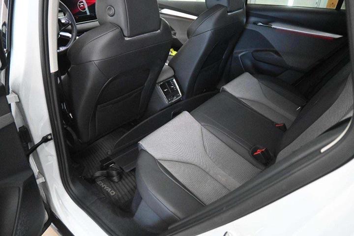 Hvid Skoda Enyaq fra 2022