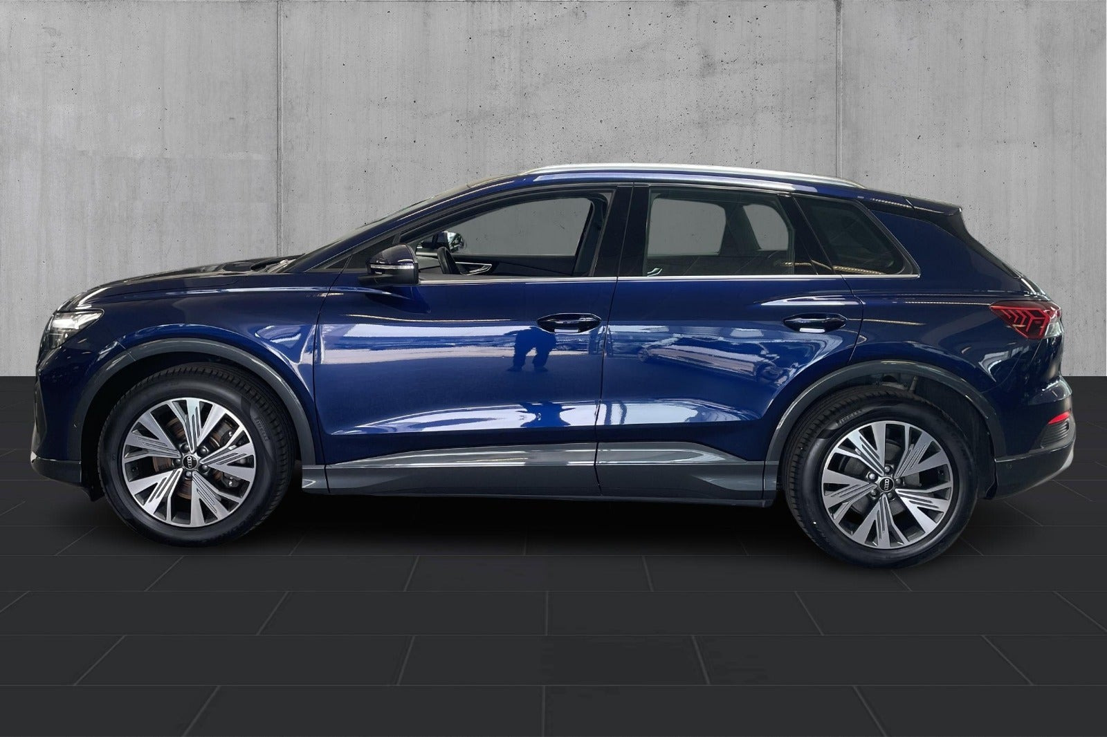 Blå Audi Q4 e-tron fra 2023