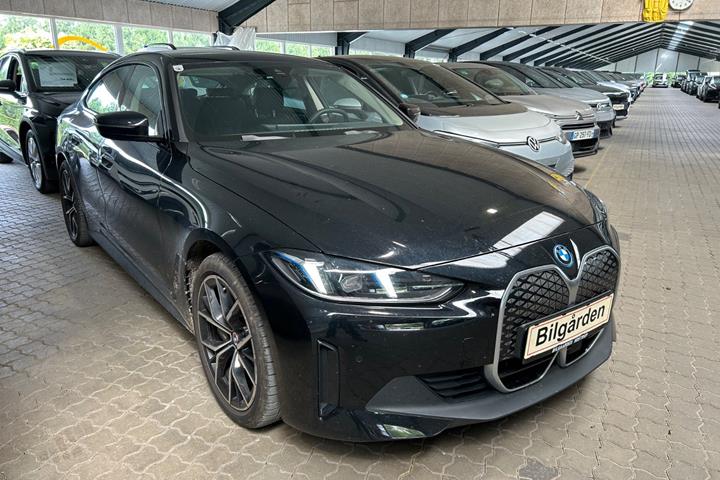 Sort BMW i4 fra 2024 set udefra