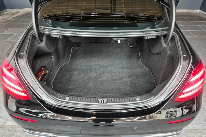 Sort Mercedes E350 d fra 2017