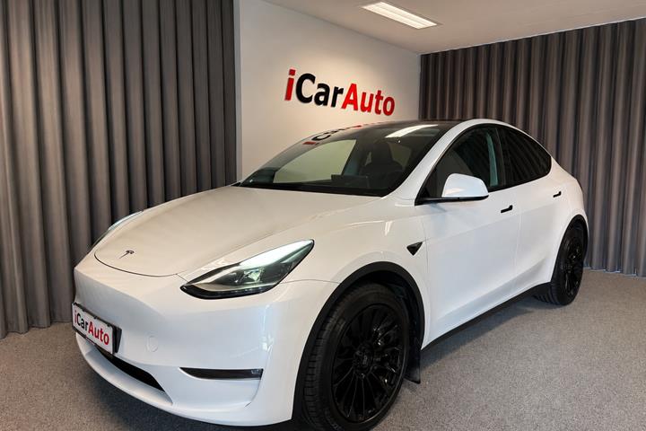 Hvid Tesla Model Y fra 2023 set udefra