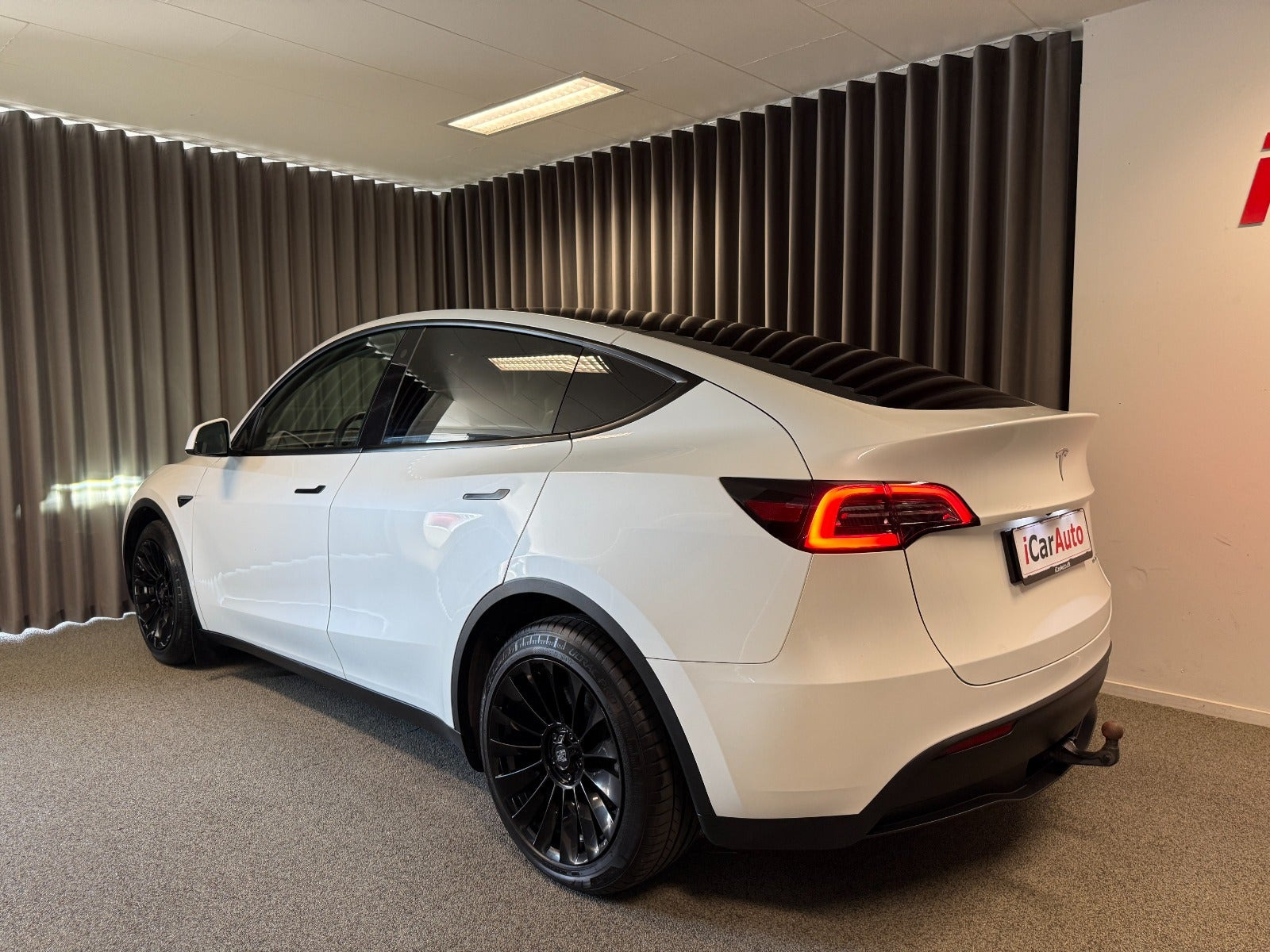 Hvid Tesla Model Y fra 2023