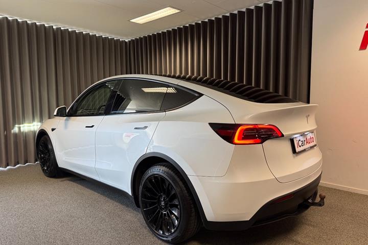 Hvid Tesla Model Y fra 2023