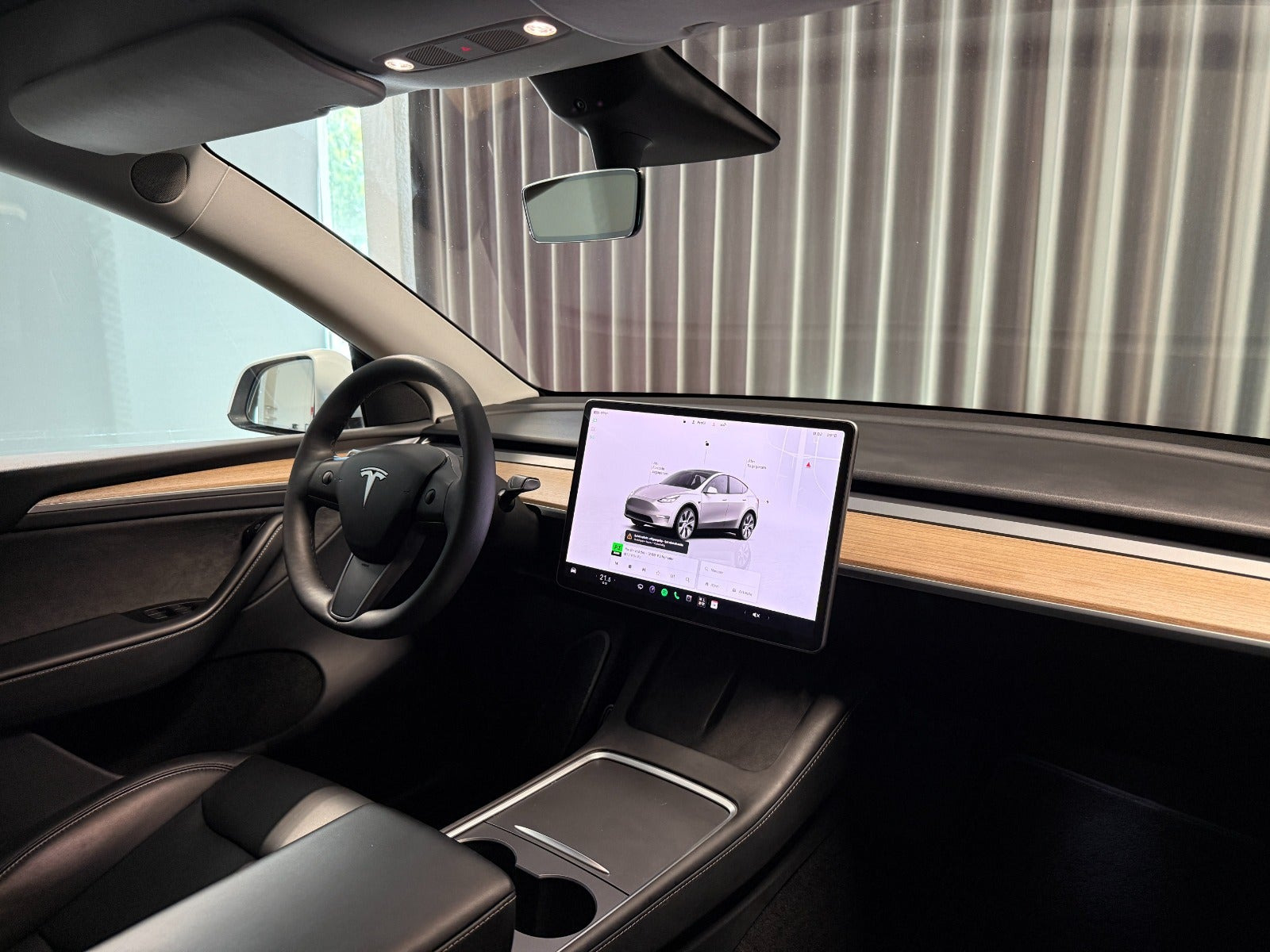 Hvid Tesla Model Y fra 2023