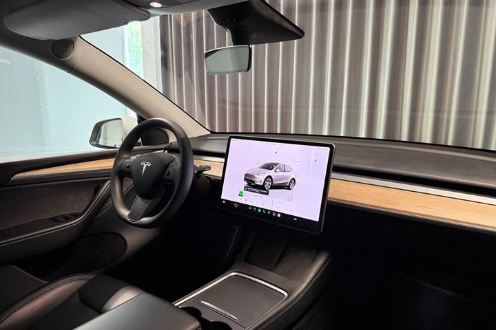 Hvid Tesla Model Y fra 2023