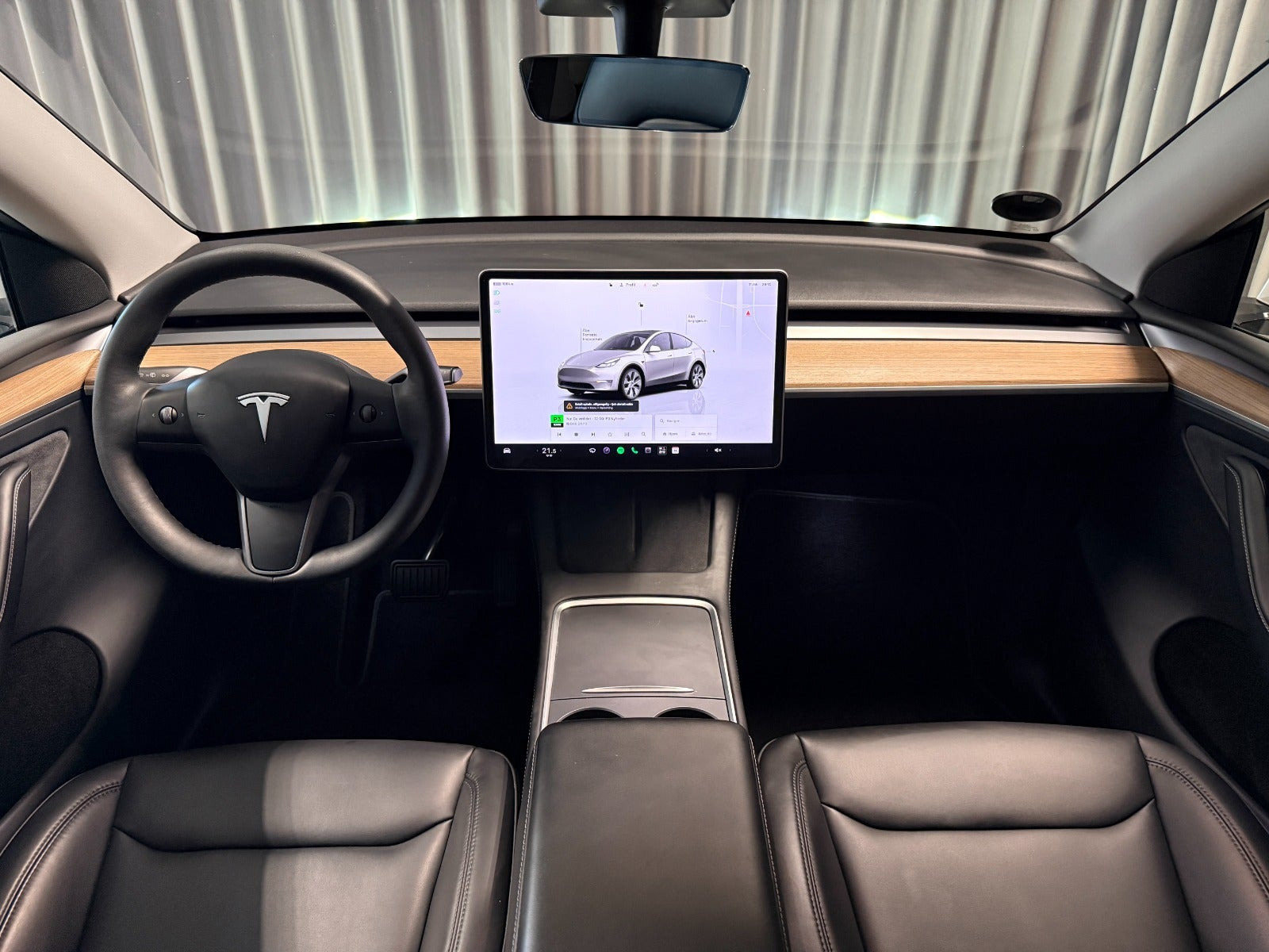 Hvid Tesla Model Y fra 2023