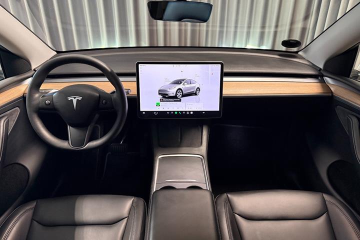 Hvid Tesla Model Y fra 2023
