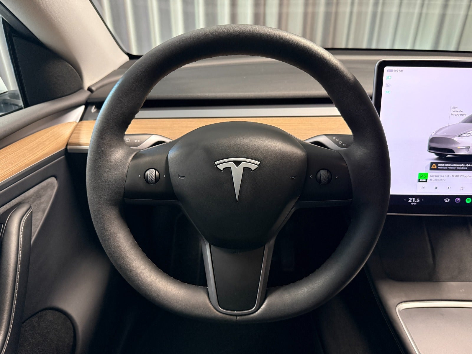 Hvid Tesla Model Y fra 2023