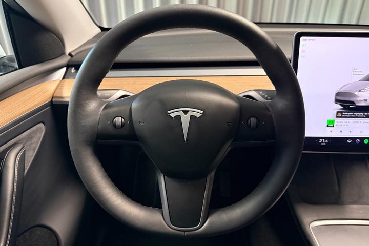 Hvid Tesla Model Y fra 2023