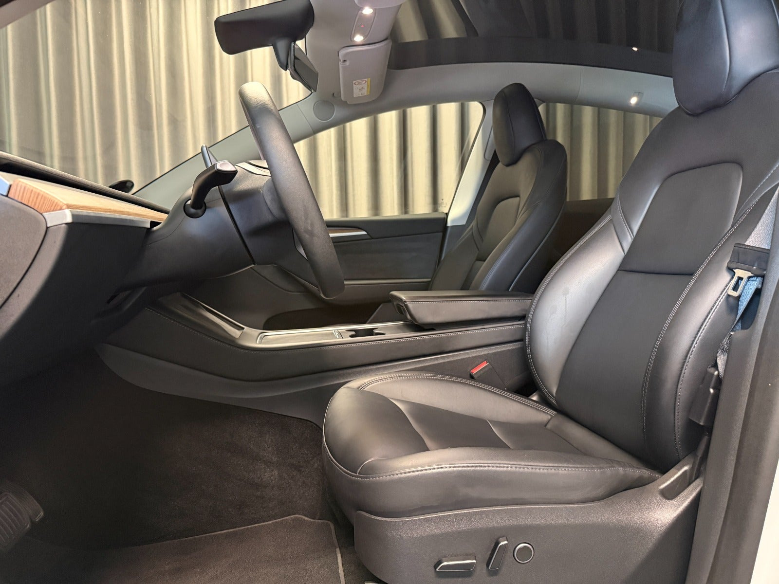 Hvid Tesla Model Y fra 2023