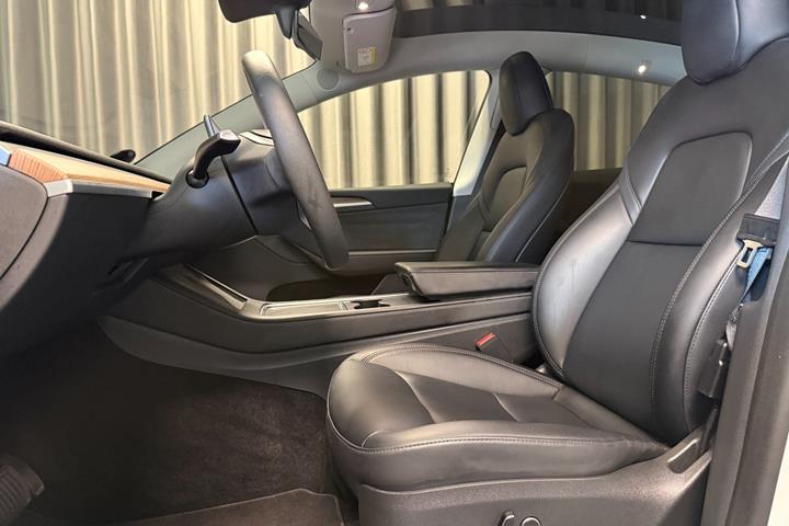 Hvid Tesla Model Y fra 2023