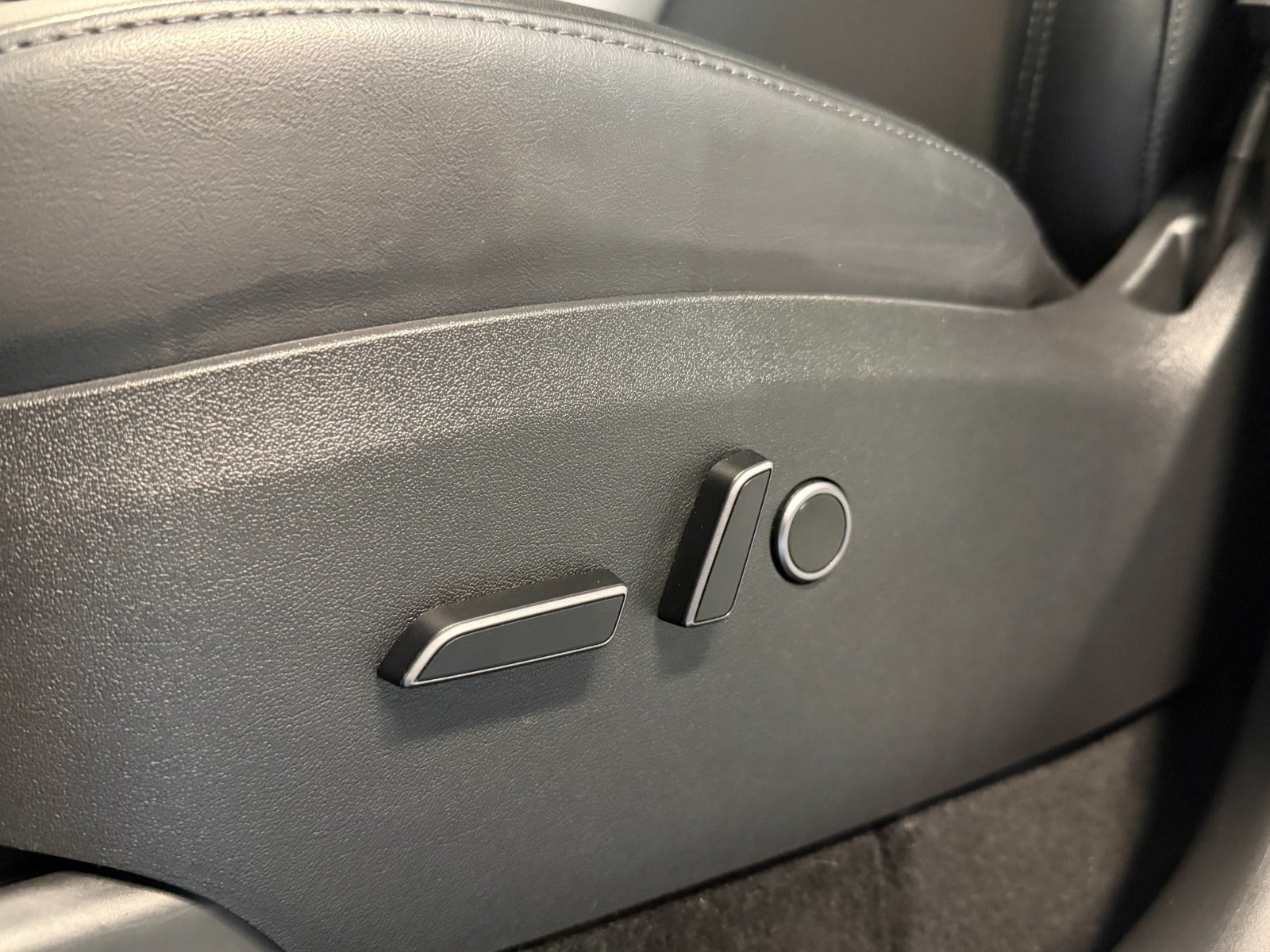 Hvid Tesla Model Y fra 2023