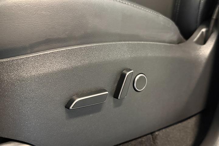 Hvid Tesla Model Y fra 2023