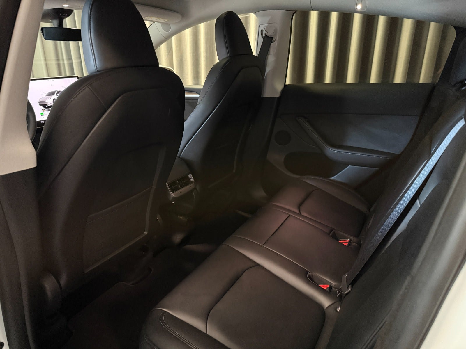 Hvid Tesla Model Y fra 2023
