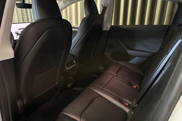 Hvid Tesla Model Y fra 2023