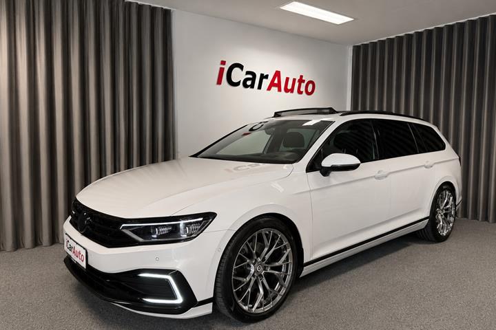 Hvid VW Passat fra 2021 set udefra