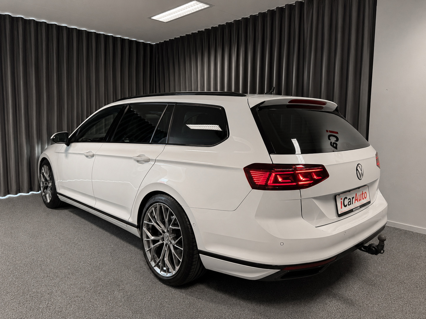 Hvid VW Passat fra 2021