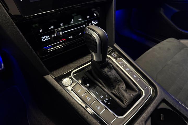 Hvid VW Passat fra 2021