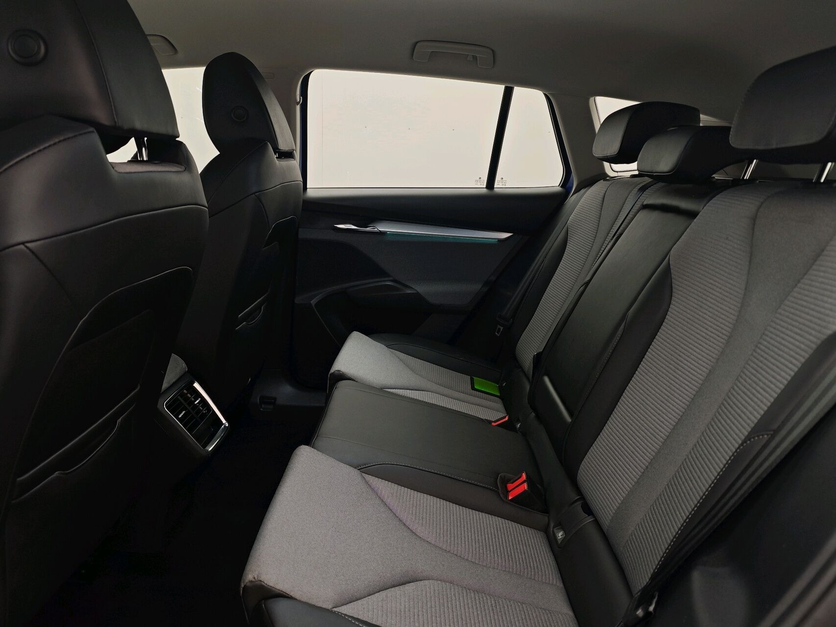 Blå Skoda Enyaq fra 2023