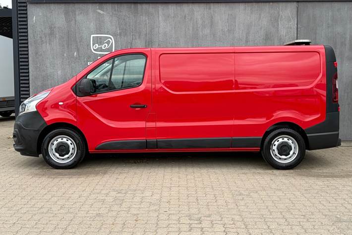 Rød Renault Trafic fra 2022