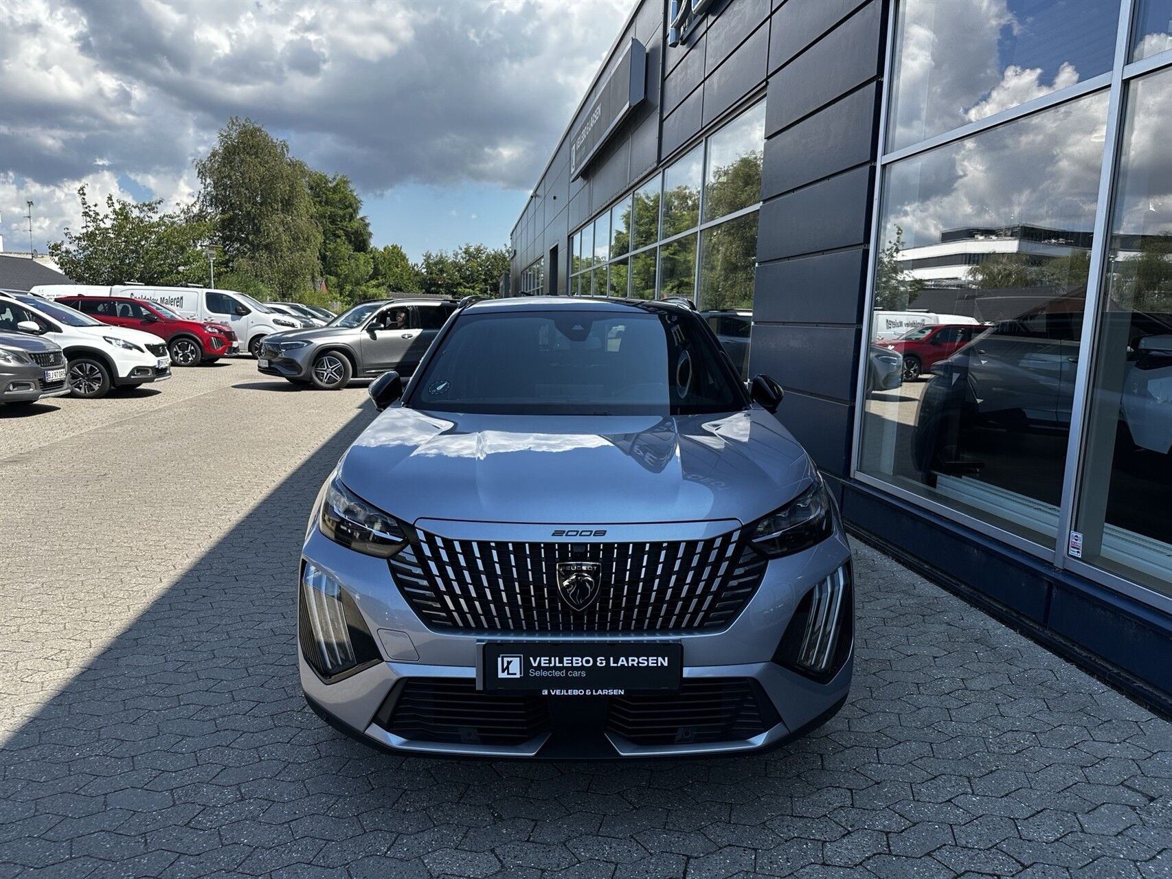 Grå Peugeot e-2008 fra 2025