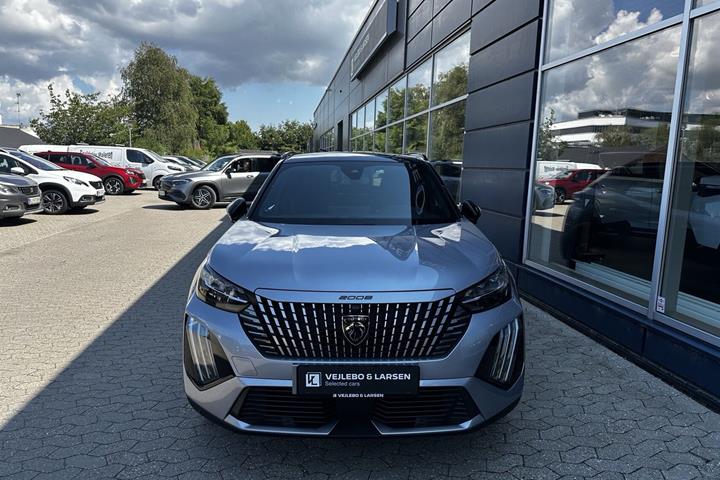 Grå Peugeot e-2008 fra 2025