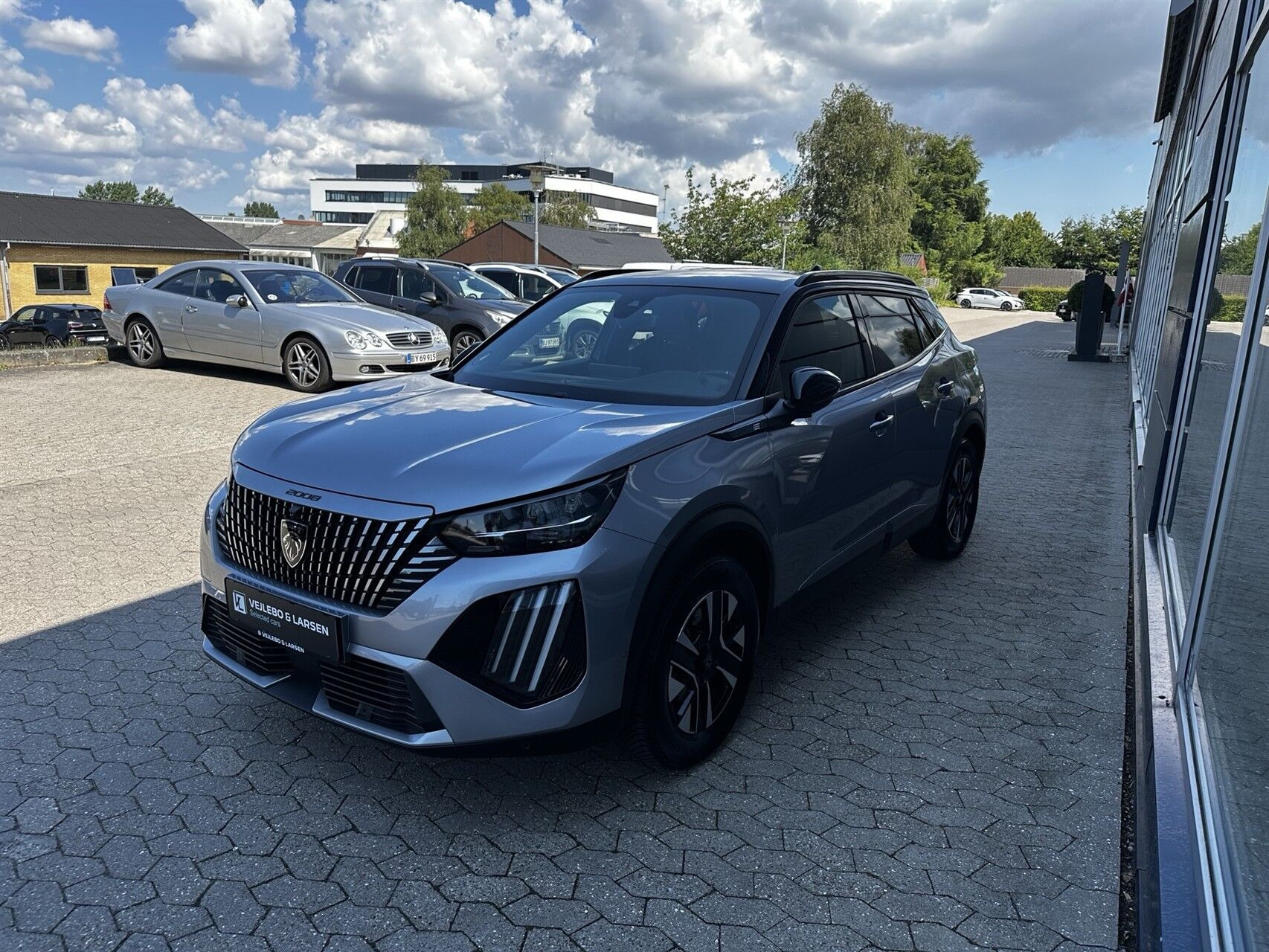 Grå Peugeot e-2008 fra 2025