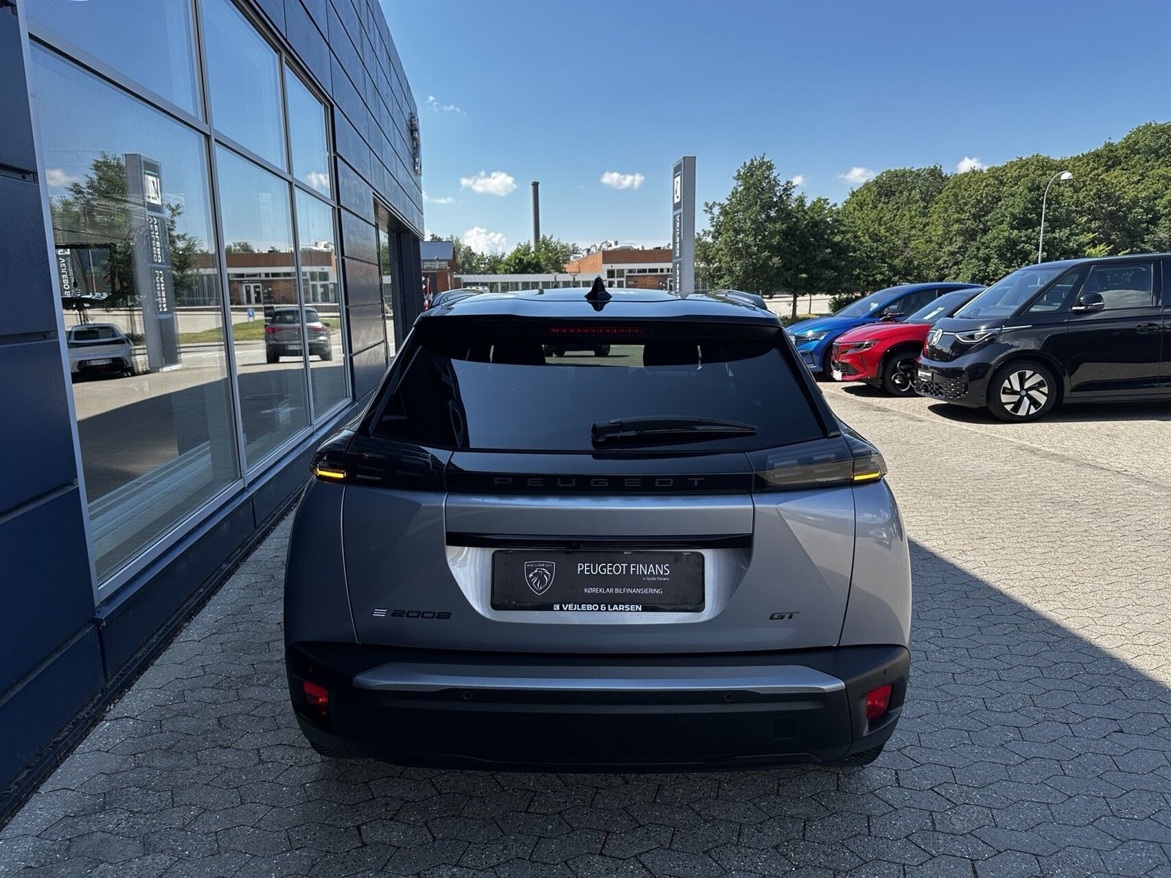 Grå Peugeot e-2008 fra 2025