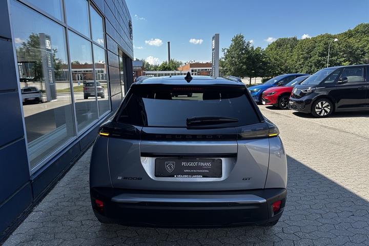 Grå Peugeot e-2008 fra 2025
