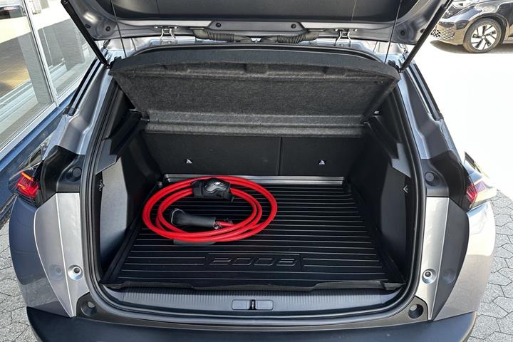 Grå Peugeot e-2008 fra 2025