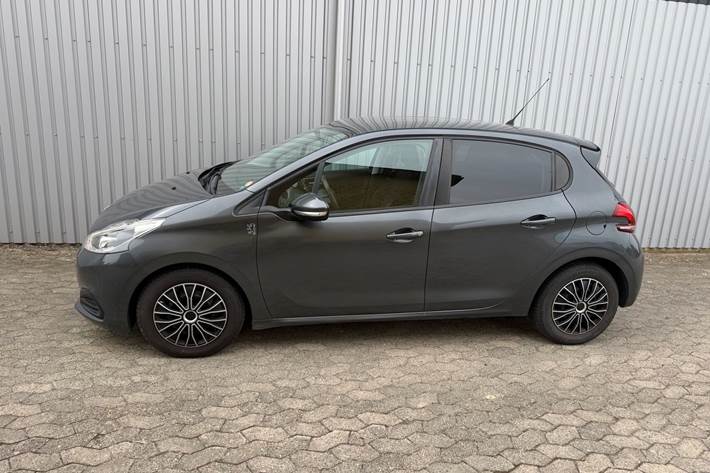 Grå Peugeot 208 fra 2015