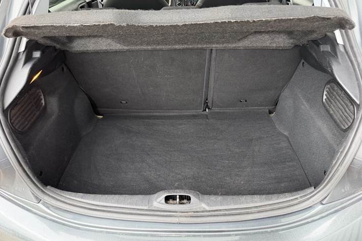 Grå Peugeot 208 fra 2015