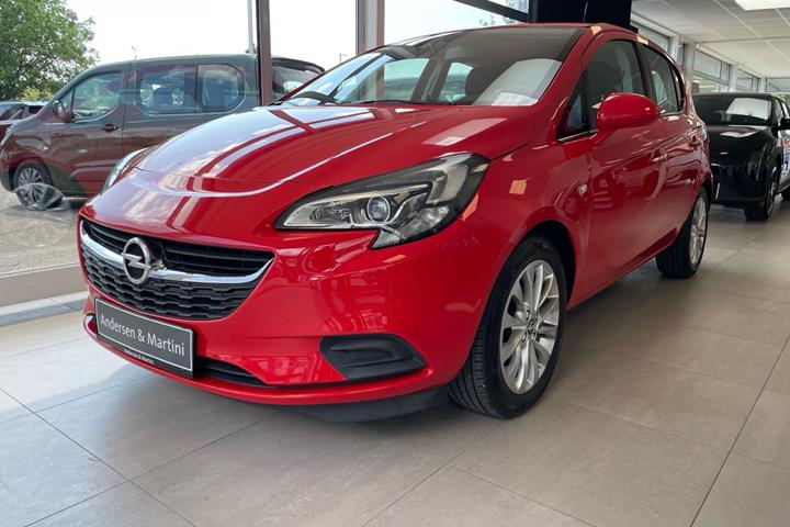 Rød Opel Corsa fra 2015 set udefra